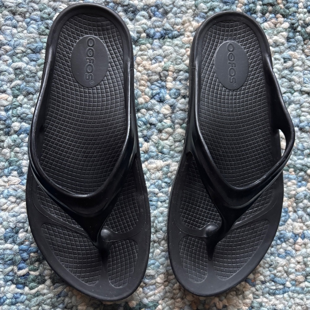 OOFOS Black Flip Flop Slide Sandals - Picture 2 of 6